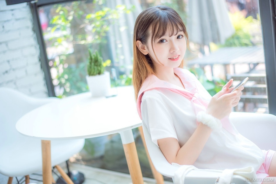 “原来如此。”伏德摇了摇头，苦笑道：“我是谁……我自己都快不记得了，我们这种人，是没有名字，只有代号，我乃夜凰卫，将军也可称我为死间，在来荆州的那一刻，就已经没有准备活着回去。”